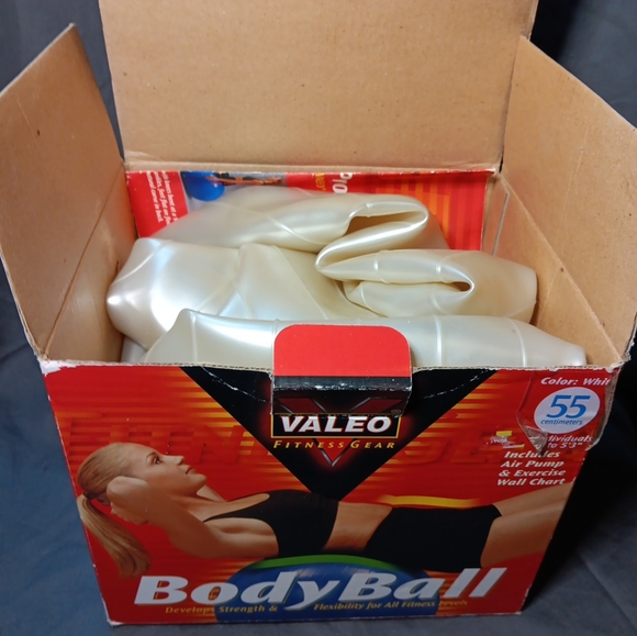 VALEO 55 CM BODY BALL BALANCE YOGA BALL EXERCISE SPORT WORKOUT STABILITY W/ PUMP - Picture 3 of 4